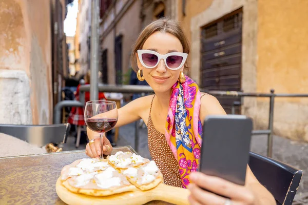 Γυναίκα τρώει πίτσα στο ιταλικό εστιατόριο σε εξωτερικούς χώρους — Φωτογραφία Αρχείου