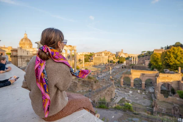 Mujer disfrutando de la vista en el foro romano en Roma — Foto de Stock