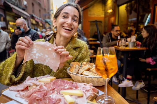 Donna che mangia carne al bar all'aperto in Italia — Foto Stock