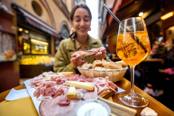 イタリアのお菓子と飲み物を持つ女性バー屋外 — ストック写真