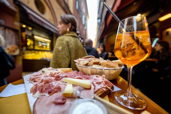 Італійська тарілка для м'яса і випивка на столику на відкритому барі. — стокове фото