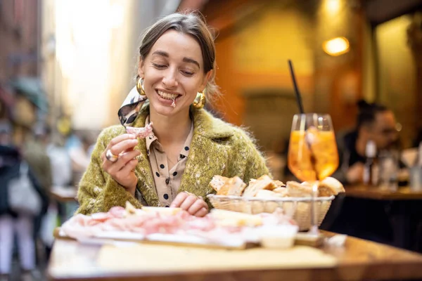 Mujer con aperitivos italianos y bebida en el bar al aire libre — Foto de Stock