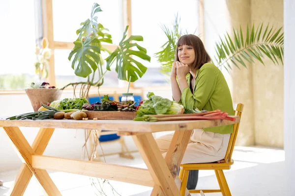 Жінка зі свіжими інгредієнтами здорової їжі в приміщенні — стокове фото