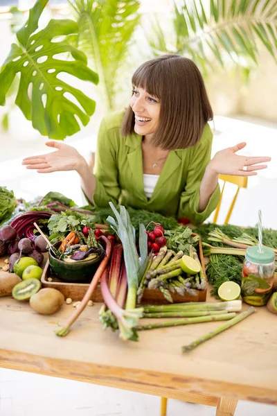 Kvinna med färska hälsosamma livsmedel ingredienser inomhus — Stockfoto
