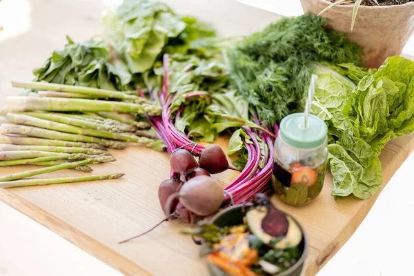 Mesa cheia de ingredientes alimentares frescos — Fotografia de Stock