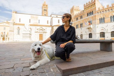 Grosseto 'da köpekli bir kadın yürüyor İtalya' nın Maremma bölgesinin merkezinde.