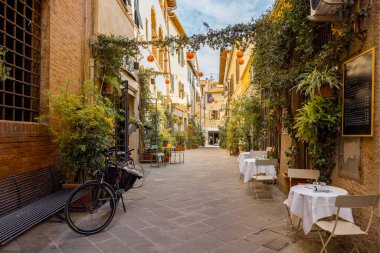 Grosseto 'da güzel manzaralı dar bir sokak.