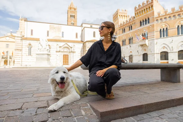 Mulher com cão caminhando na cidade de Grosseto o centro da região de Maremma, na Itália — Fotografia de Stock