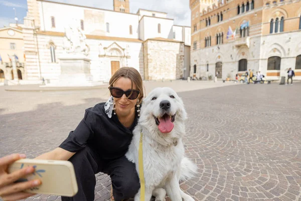 Donna con cane a Grosseto centro della Maremma in Italia — Foto Stock