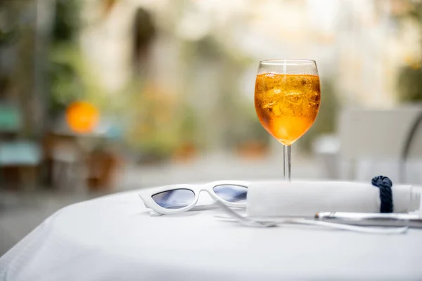 Napój Spritz Aperol na stole na świeżym powietrzu — Zdjęcie stockowe