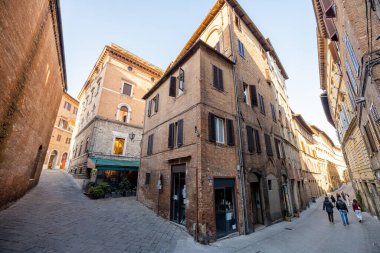 İtalya 'nın Siena kentindeki dar ve rahat sokağa bak