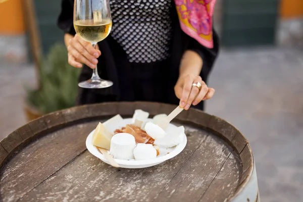 イタリアのローカルファームショップでチーズとワインを味わう女性 — ストック写真