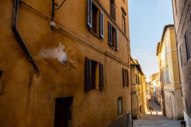 İtalya 'nın Siena kentindeki dar ve rahat sokağa bak