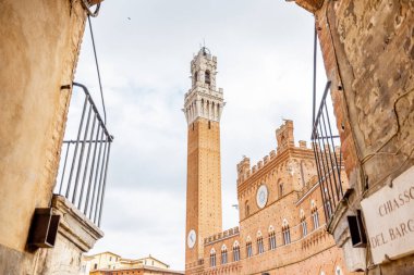İtalya 'da Siena şehrinin belediye binasının çan kulesi.