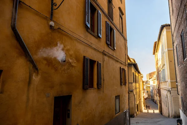 Visa på smal och mysig gata i Siena, Italien — Stockfoto