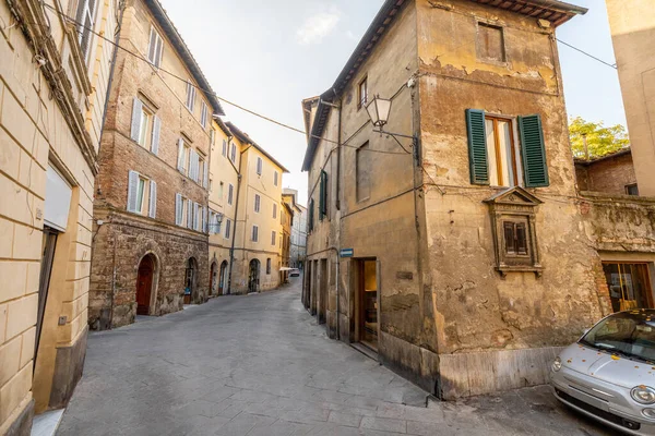 Vista sulla strada stretta e accogliente di Siena — Foto Stock