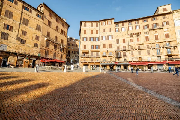 Vista de la mañana en la plaza principal de la ciudad de Siena en Italia —  Fotos de Stock