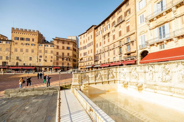 Vista mattutina sulla piazza principale della città di Siena — Foto Stock