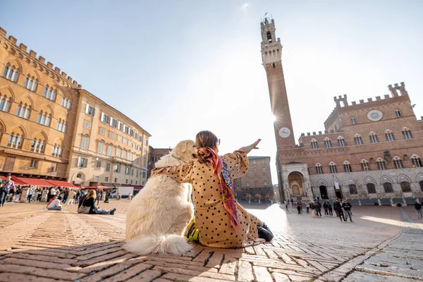 Γυναίκα που ταξιδεύει με σκύλο στην πόλη Σιένα της Ιταλίας — Φωτογραφία Αρχείου