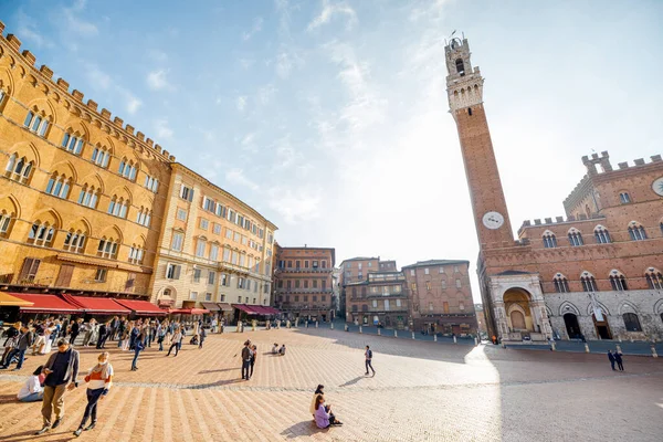 Vista mattutina sulla piazza principale della città di Siena — Foto Stock