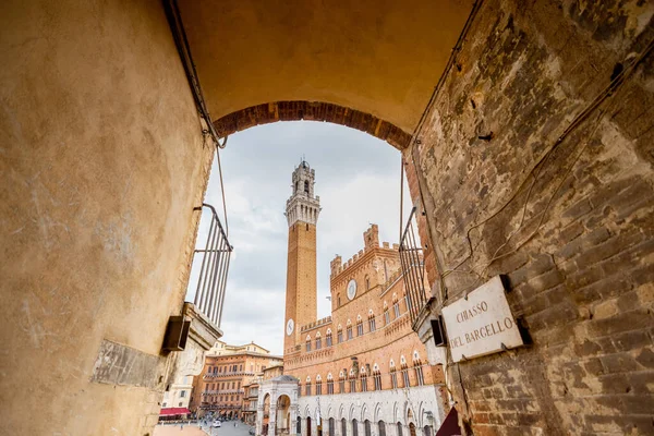 Колокольня ратуши города Сиена в Италии — стоковое фото