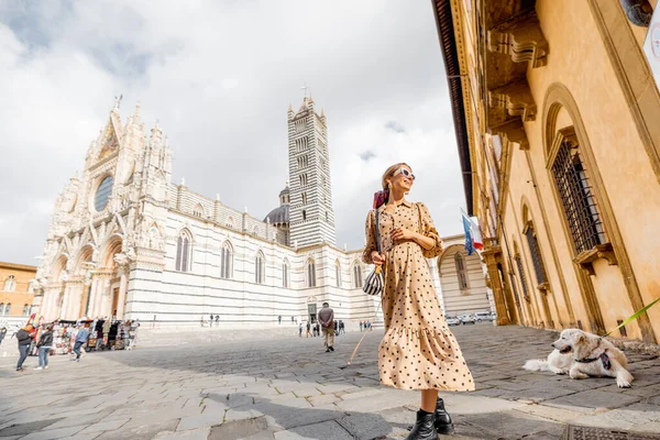 Γυναίκα μπροστά από τον καθεδρικό ναό της Σιένα στην Τοσκάνη, Ιταλία — Φωτογραφία Αρχείου