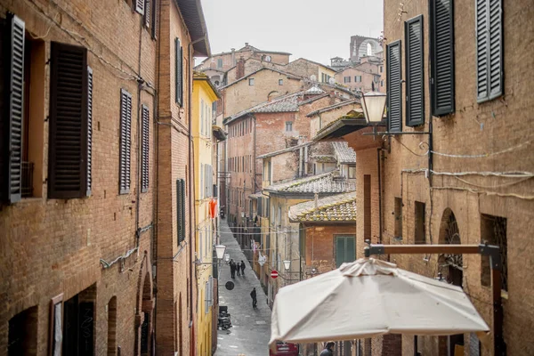 Vista na rua estreita e acolhedora em Siena, Itália — Fotografia de Stock