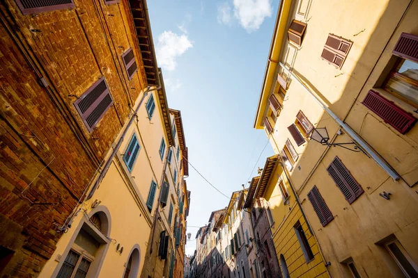 Widok na wąską i przytulną ulicę w Sienie, Włochy — Zdjęcie stockowe