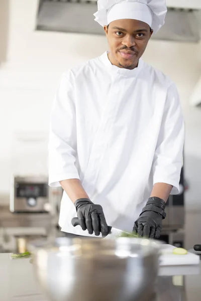 Retrato do cozinheiro chef latino-americano na cozinha do restaurante — Fotografia de Stock
