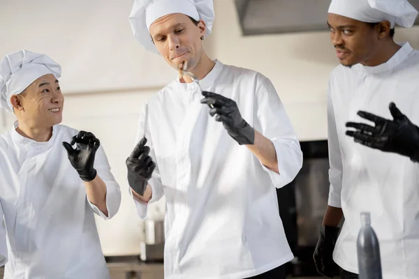 Cocinas con diferentes nacionalidades degustación de comidas cocinadas para menú de restaurante — Foto de Stock