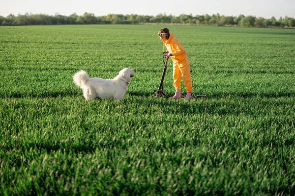 Jovem Mulher Divertindo Com Seu Cão Montando Scooter Elétrico Campo — Fotografia de Stock