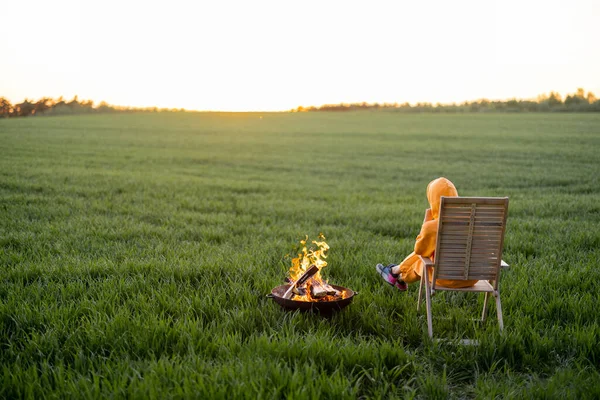 Young Woman Casual Overalls Sitting Fireplace Enjoying Beautiful Sunset Green — Stock Photo, Image