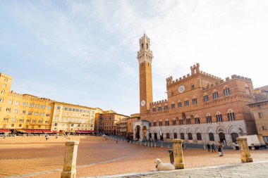 Siena City 'nin ana meydanında belediye binası olan sabah manzarası. Toskana bölgesinin mimari kavramı ve İtalya seyahati