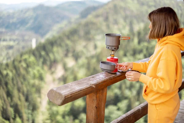 Jeune Femme Prépare Nourriture Dans Vaisselle Spéciale Pour Randonnée Brûleur — Photo