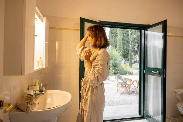 Vista Lateral Chica Secando Cabello Baño Habitación Hotel Mañana Concepto — Foto de Stock