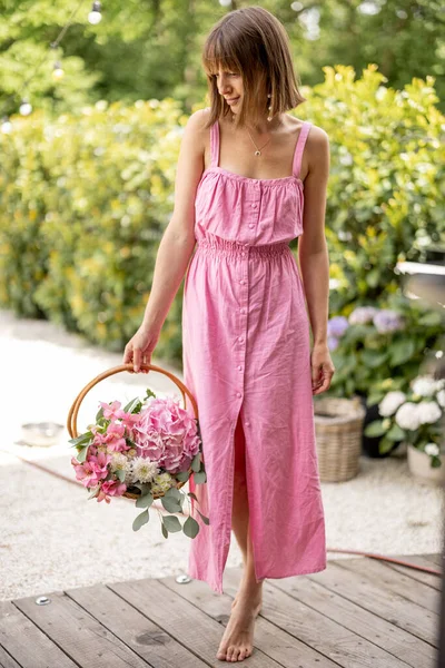 Retrato Una Joven Mujer Alegre Vestido Rosa Sosteniendo Cesta Con — Foto de Stock