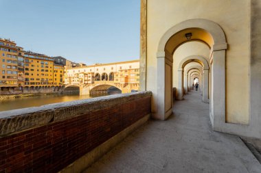 İtalya 'nın Floransa kentinde Ponte Vecchio ve Arno nehri üzerindeki atari salonunun ünlü eski köprüsünün sabah manzarası. İtalya 'yı gezme ve İtalya' yı ziyaret etme kavramı