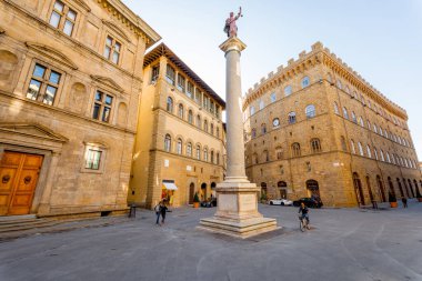 Florence City 'deki Santa Trinita Meydanı' nın sabah manzarası. Tuscany 'nin İtalyan şehirlerini dolaş. İtalyan Rönesans mimarisi