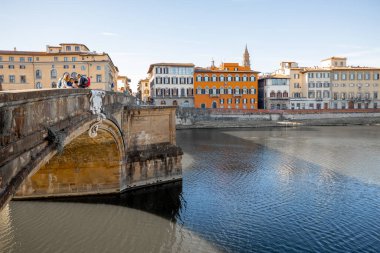 Kutsal Üçlemeci Köprüsü 'nde ve Floransa' da Arno Nehri 'nin kıyısında sabah manzarası. Tuscany 'nin İtalyan şehirlerini dolaş. İtalyan Rönesans mimarisi