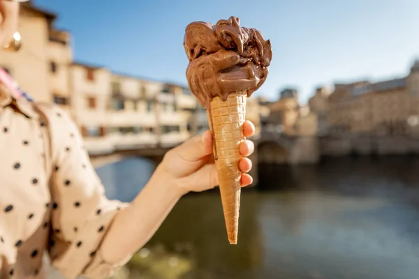 Холдинг Шоколадное Мороженое Вафельном Конусе Фоне Старого Моста Флоренции Италия — стоковое фото