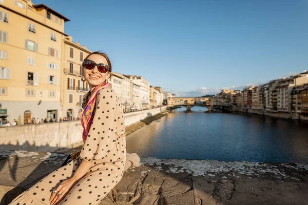 Молодая Женщина Наслаждается Прекрасным Видом Знаменитый Старый Мост Флоренции Сидя — стоковое фото