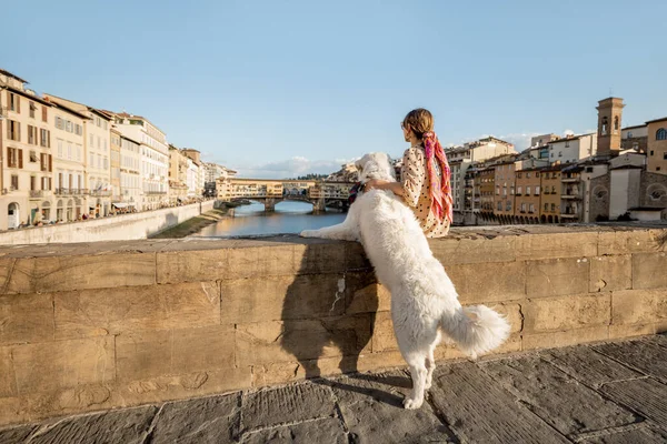 Giovane Donna Gode Una Splendida Vista Sul Famoso Ponte Vecchio — Foto Stock