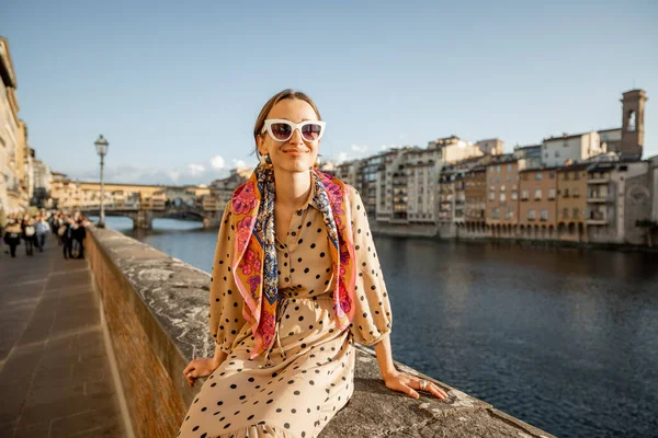 Mujer Joven Disfruta Una Hermosa Vista Sobre Famoso Puente Viejo —  Fotos de Stock
