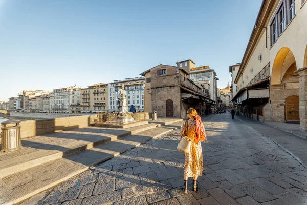 Donna Che Cammina Sul Famoso Ponte Vecchio Chiamato Ponte Vecchio — Foto Stock
