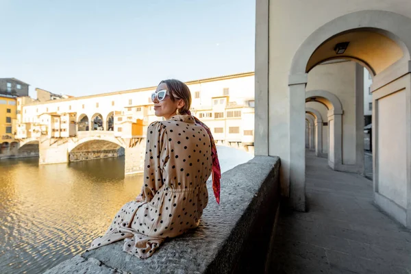 Woman Enjoys Beautiful View Old Town Sitting Riverside Famous Old — ストック写真