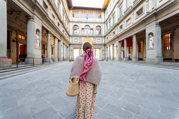 Giovane Donna Gode Architettura Piazza Uffizi Visitando Museo Nella Famosa — Foto Stock