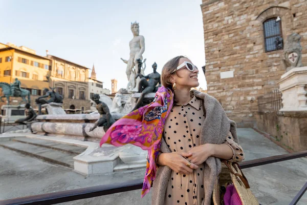 Giovane Donna Che Viaggia Famosi Monumenti Italiani Nella Città Firenze — Foto Stock