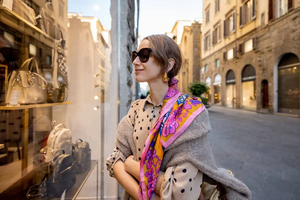 Mooie Vrouw Kijkt Een Vitrine Met Tassen Accessoires Van Kleding — Stockfoto