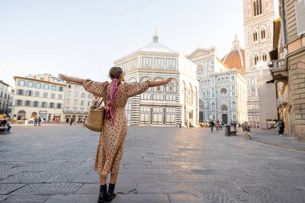 Kvinnan Har Vacker Utsikt Över Berömda Duomo Katedralen Florens Står — Stockfoto
