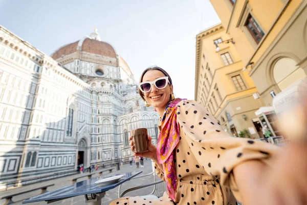 Stijlvolle Vrouw Neemt Selfie Foto Telefoon Achtergrond Van Beroemde Duomo — Stockfoto